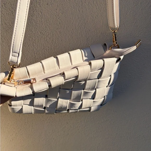 Elegant White Woven Shoulder Bag - Picture 6 of 16